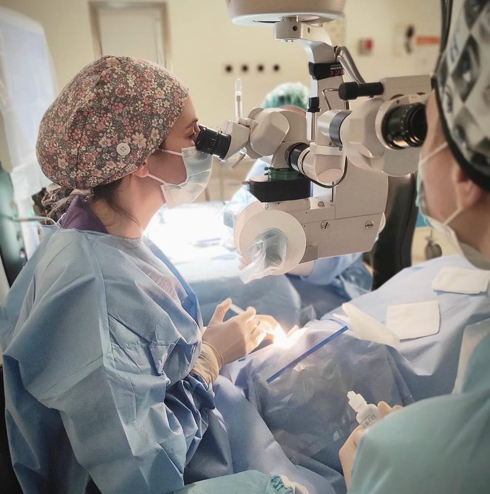 La Dra. Idaira Sánchez Santos operando con microscopio quirúrgico